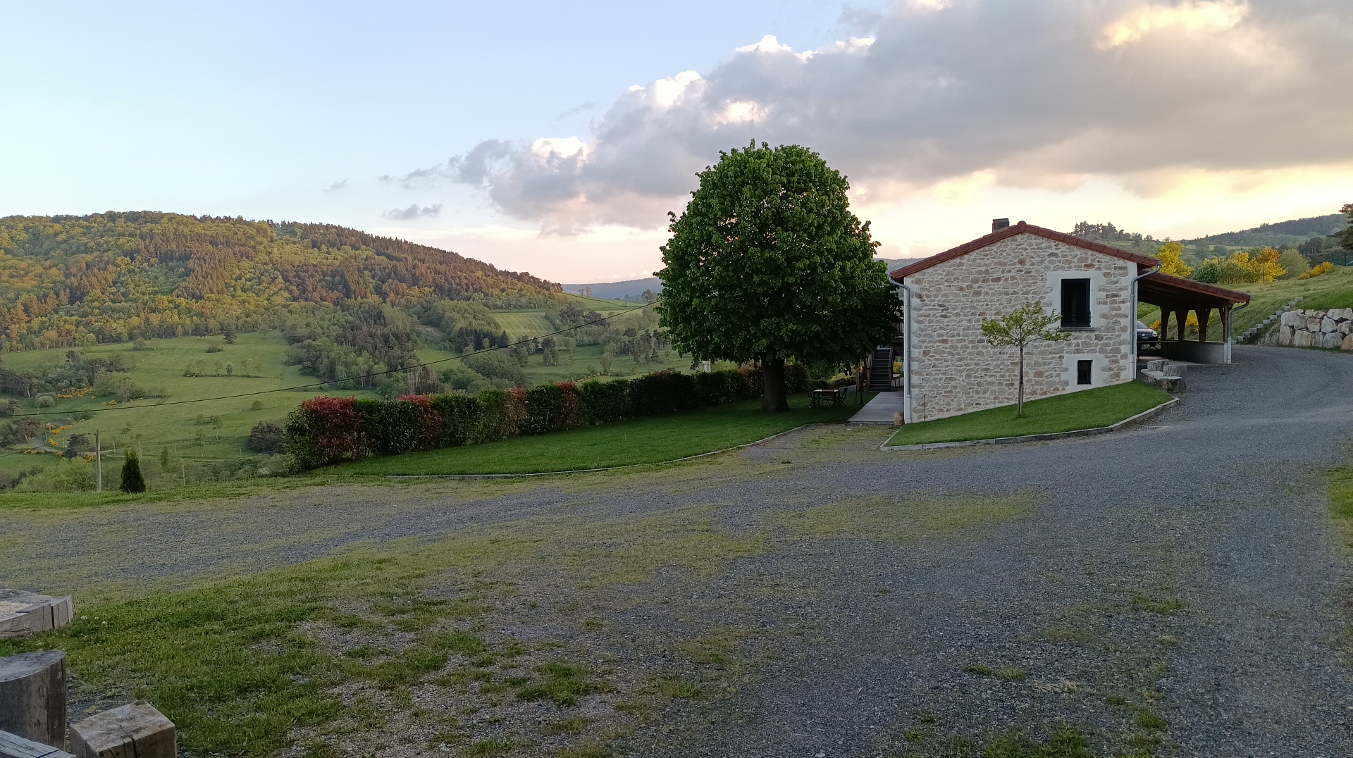 Ancienne ferme forézienne en pierre au lever du jour, panorama sur la plaine du Forez
