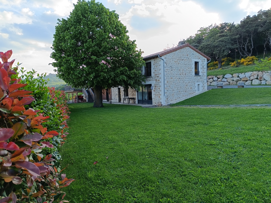 Façade en pierre de l'ancienne ferme forézienne réunissant les deux gîtes